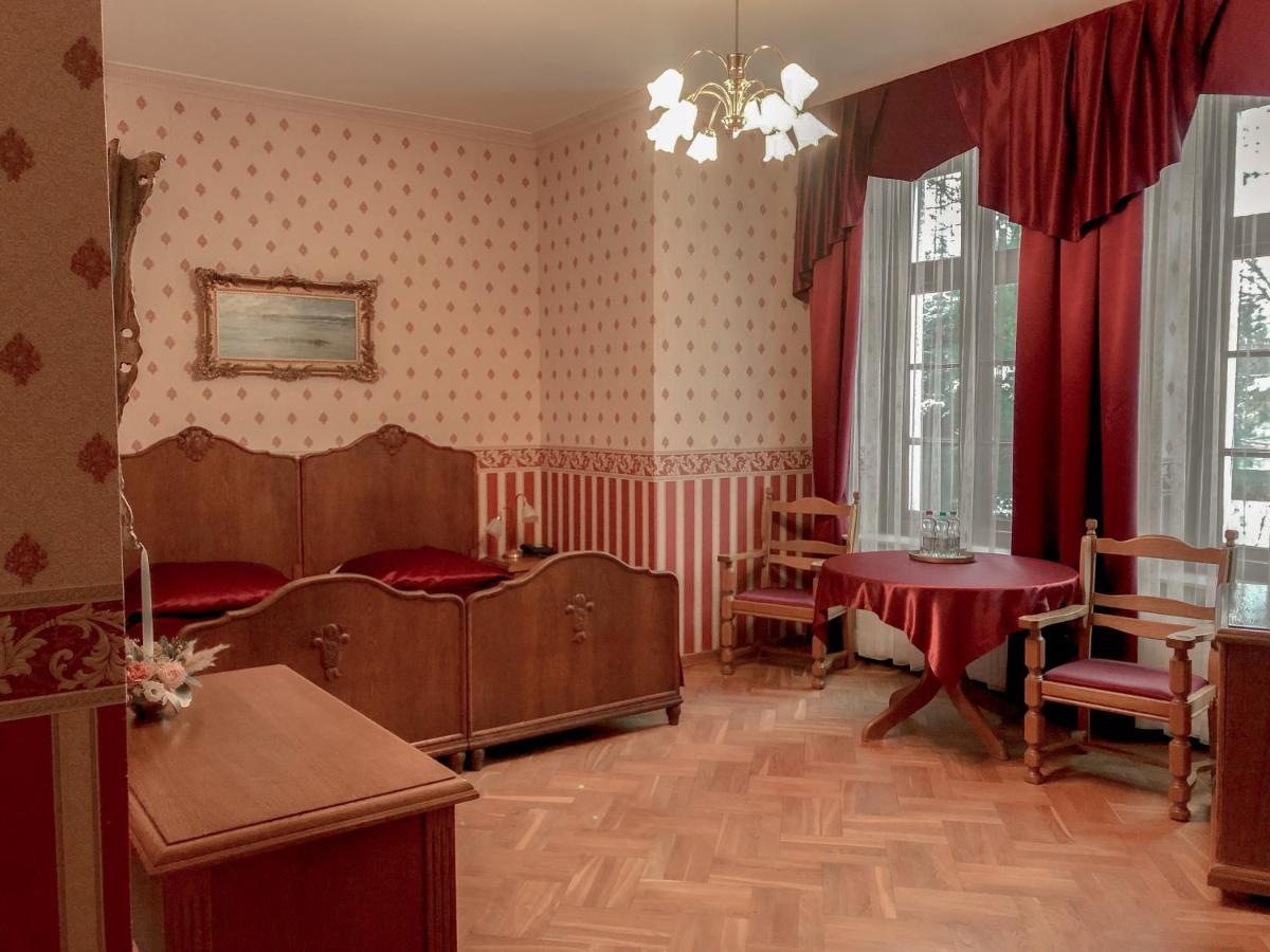 Palac Baloszyce Суш Екстер'єр фото